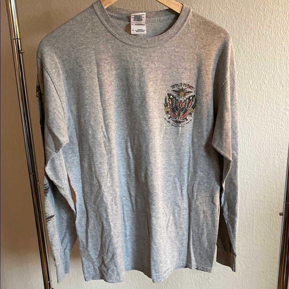 Title Fight size Medium men’s gray shirt